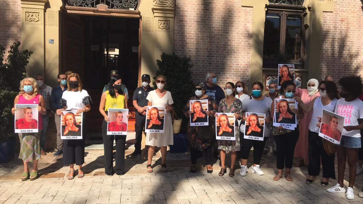 Un momento de la concentración a las puertas del Ayuntamiento de Águilas.