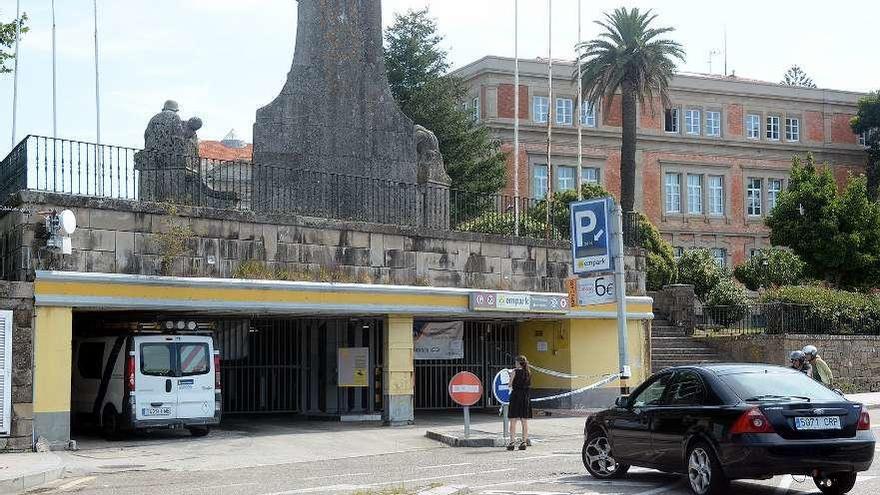 Entrada al parking de Montero Ríos. // Gustavo Santos