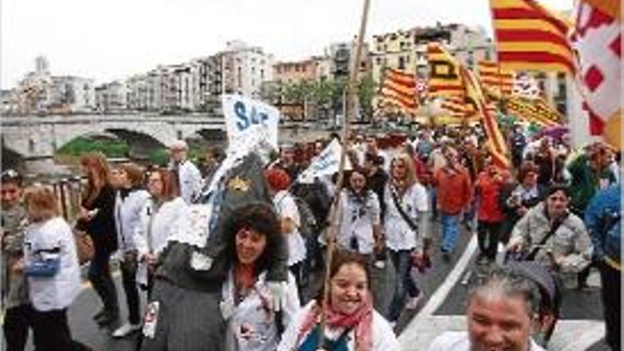 Milers de sanitaris gironins surten al carrer per rebutjar les retallades