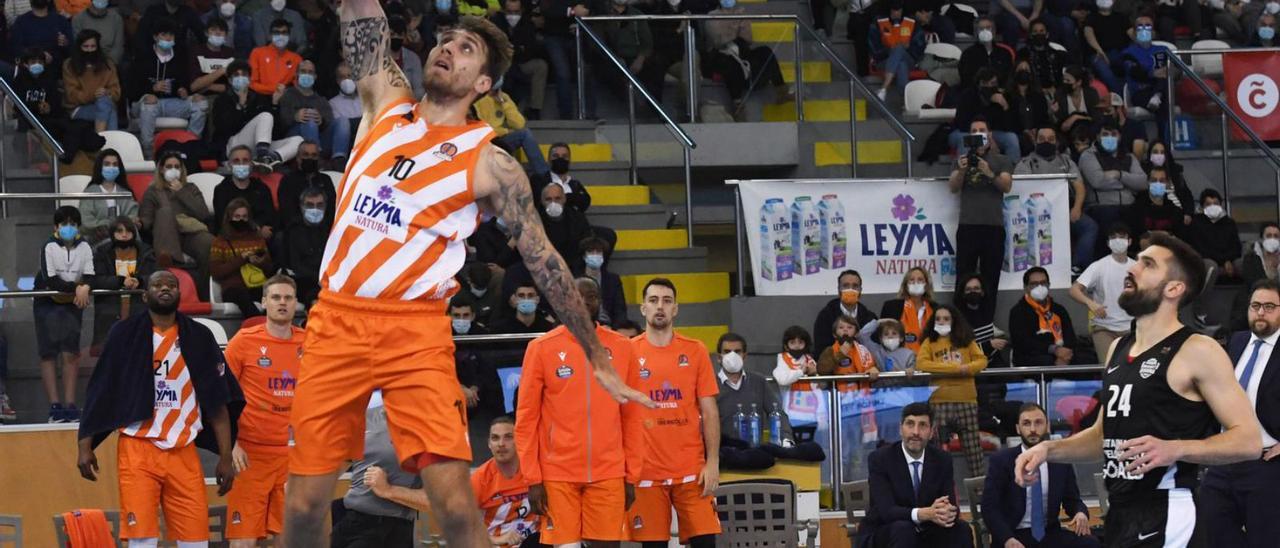 Javi Vega realiza un mate en un partido disputado ante el Girona. |  // CARLOS PARDELLAS