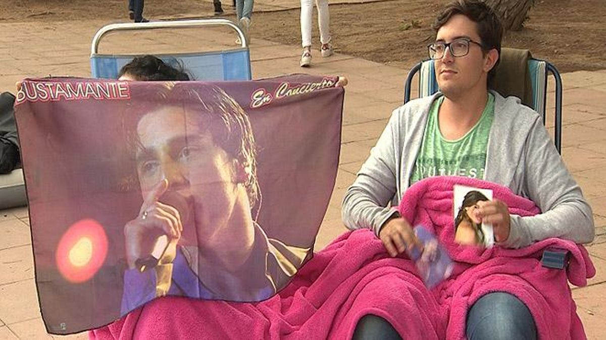 Cues de fans davant del Palau Sant Jordi per assistir al concert d’’Operación Triunfo’.