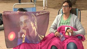 Cues de fans davant del Palau Sant Jordi per assistir al concert d’’Operación Triunfo’.
