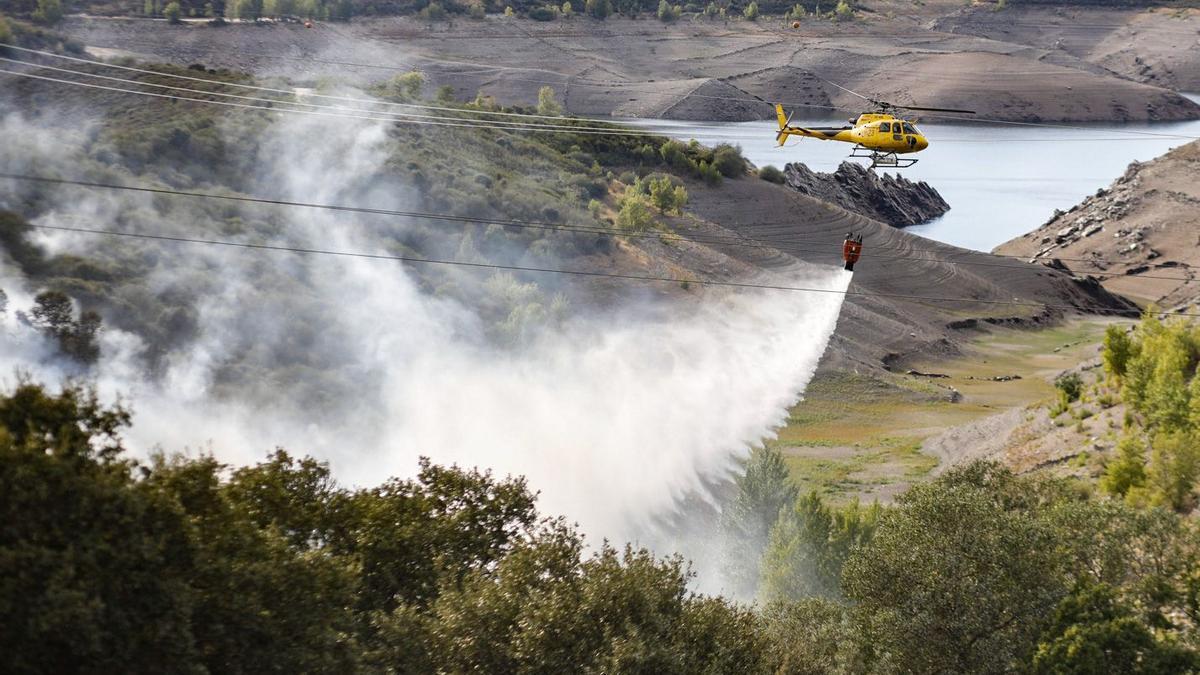 Un helicóptero actúa sobre el incendio de Muelas del Pan.