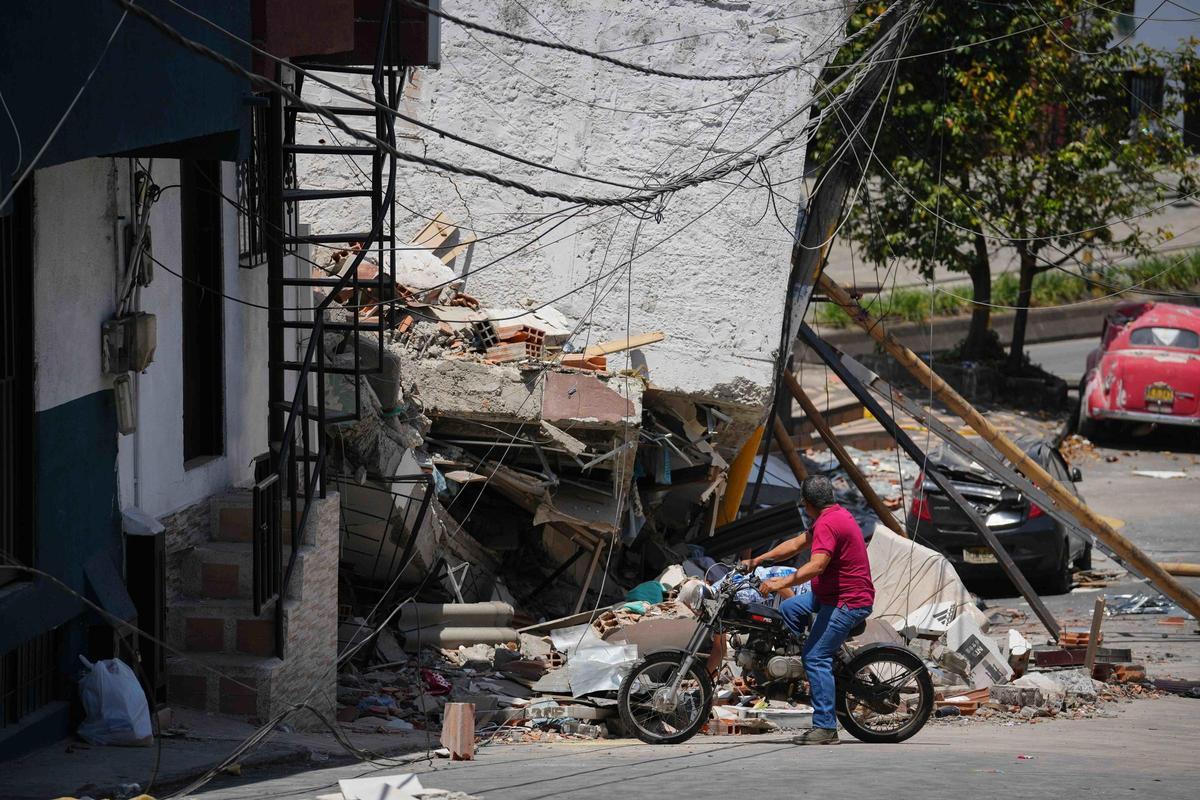 Un hombre revisa los daños sufridos por un edificio tras un terremoto en Pereira (Colombia), a 14 de agosto de 2026.