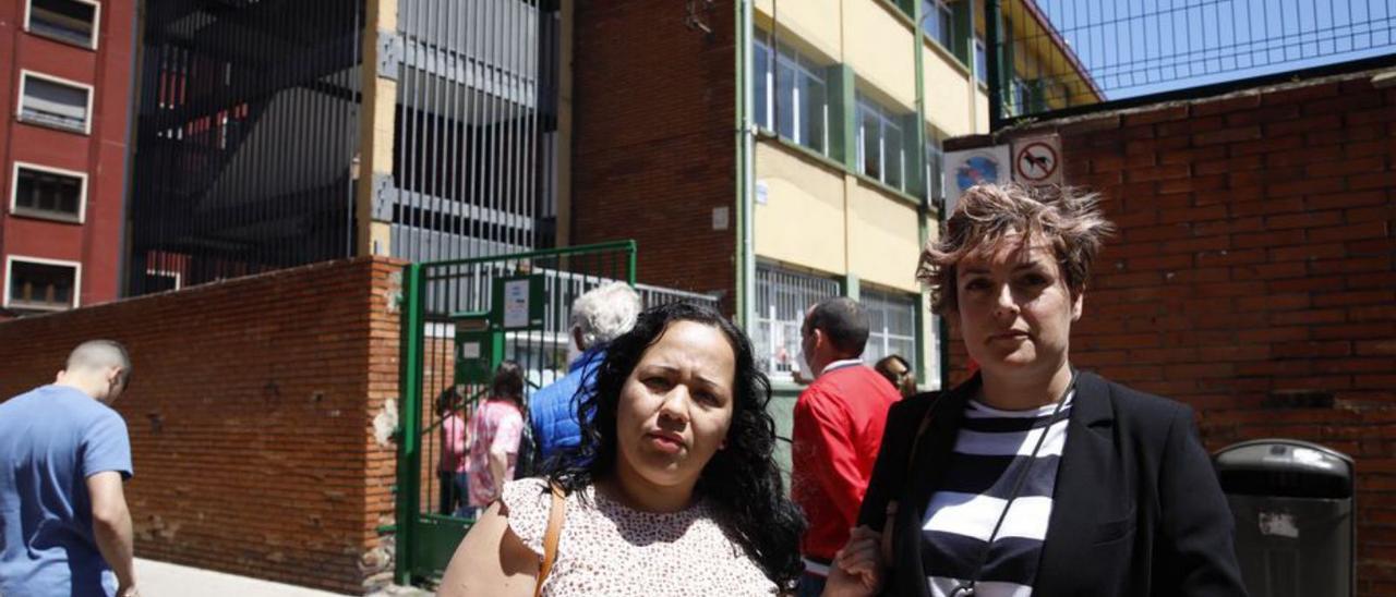 Carolina Nascimiento, a la izquierda, y Magdalena Alba, ayer a la salida del colegio Federico García Lorca. | Ángel González