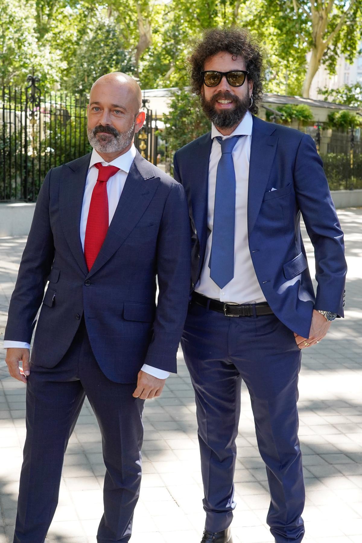Jorge Ventosa y Juan Ibáñez salen del hotel Ritz para acudir a la boda de Tamara Falcó e Iñigo Onieva en el palacio El Rincón a 8 de Julio de 2023 en Madrid