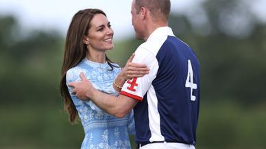 ¿Por qué Kate Middleton y el príncipe Guillermo se saludan con dos besos?