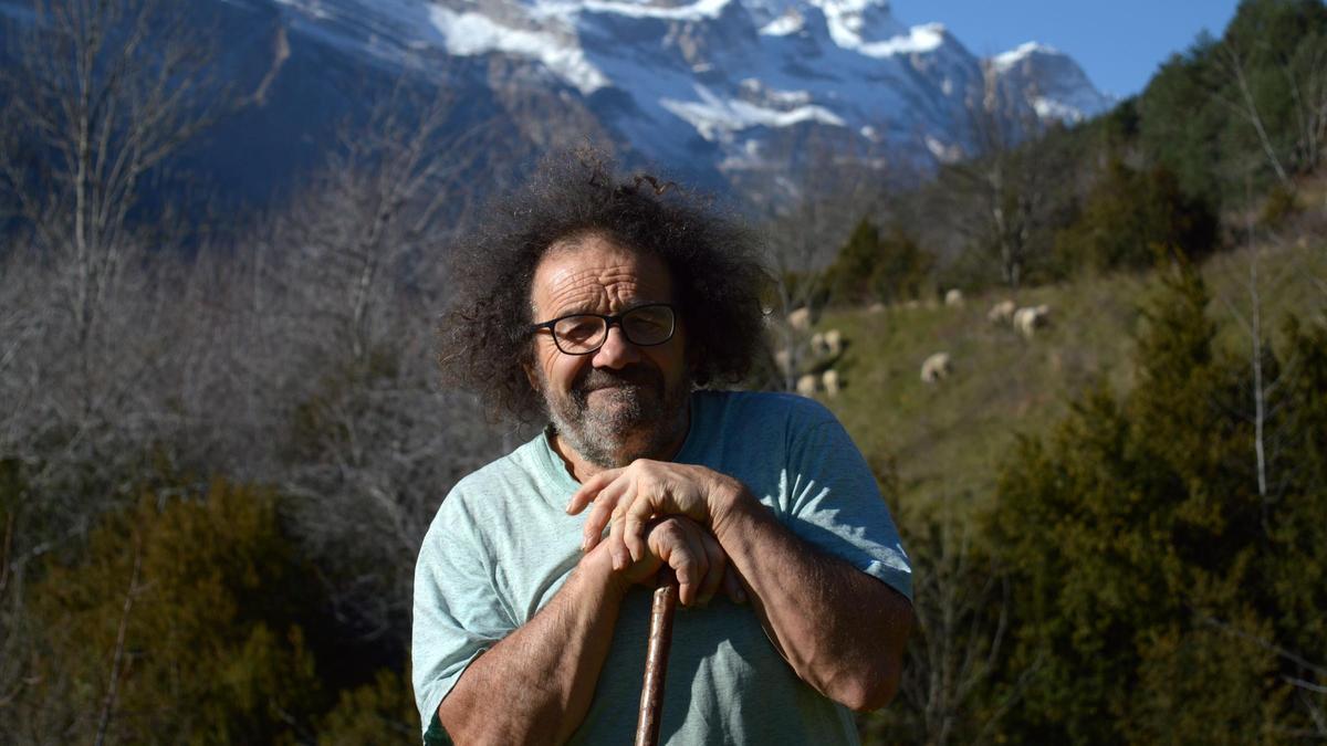 Ángel Luis Saludas posa muy cerca de Espierba, donde nació hace 64 años.