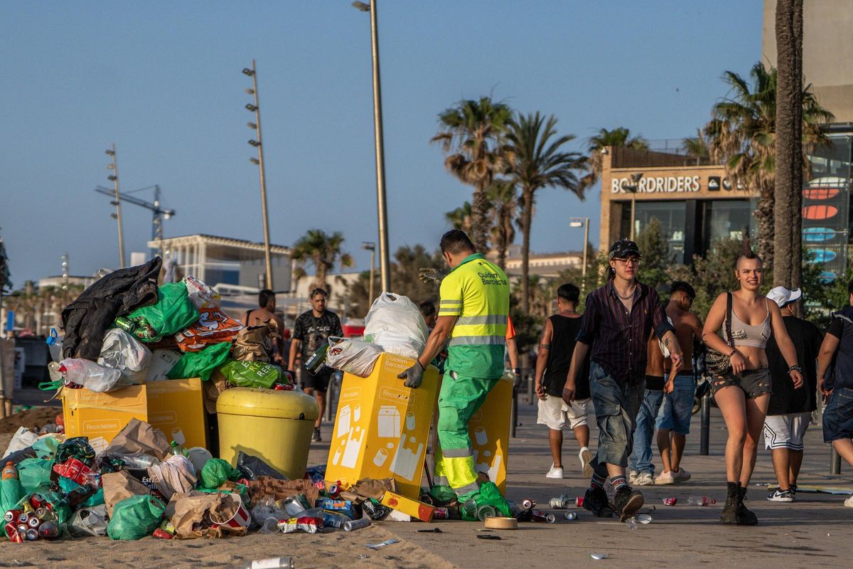 Limpieza de las playas de Barcelona tras la verbena de Sant Joan 2025