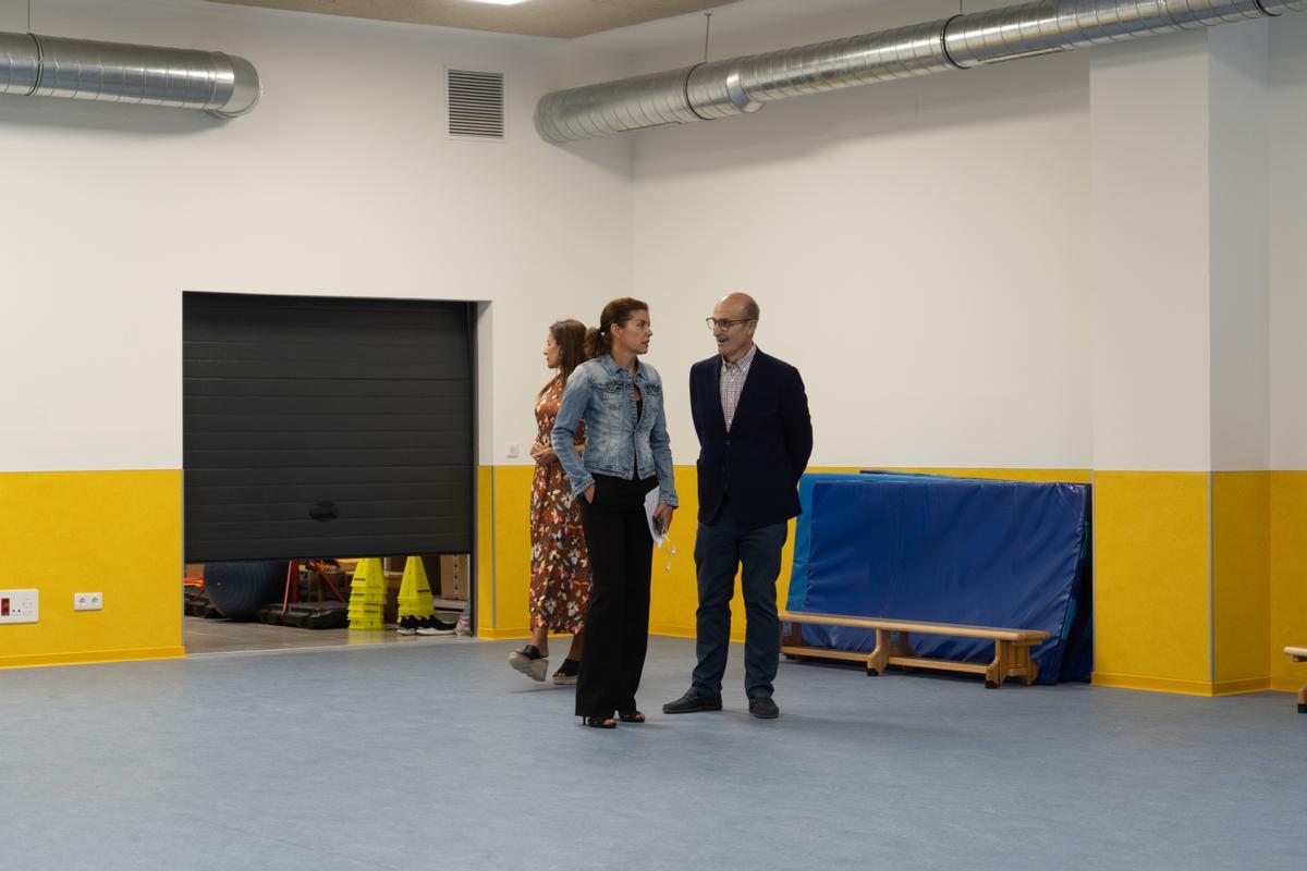 Clara San Damián y Fernando Prada, en el nuevo gimnasio del colegio Arias Gonzalo.