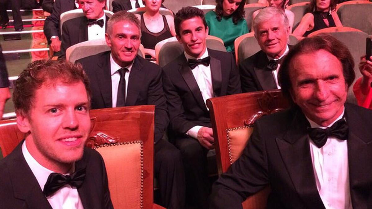 Márquez, entre Doohan y Agostini, una fila por detrás de Vettel y Fittipaldi, en la gala de entrega de los premios Laureus.