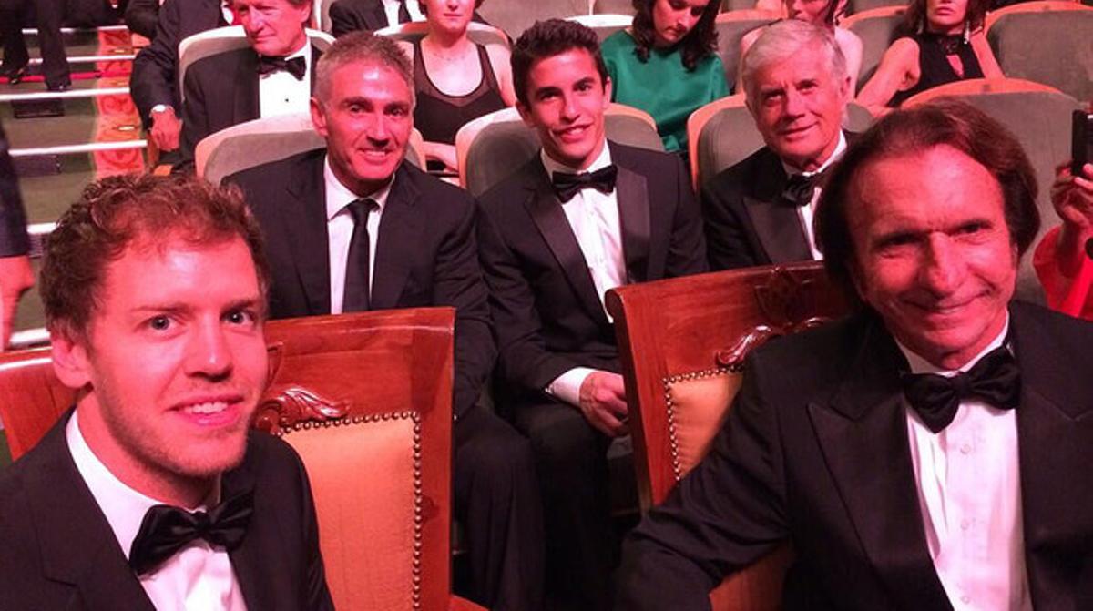 Márquez, entre Doohan i Agostini, una fila al darrere de Vettel i Fittipaldi, a la gala d’entrega dels premis Laureus. Márquez, entre Doohan i Agostini, una fila al darrere de Vettel i Fittipaldi, a la gala d’entrega dels premis Laureus.