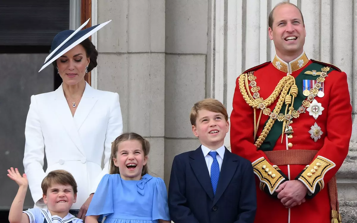 William y su esposa Kate, príncipes de Gales, con sus tres hijos.