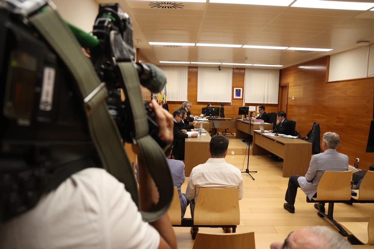 Vista oral iniciada en el juicio por el que se acusa al alcalde Pepe Vegara por fraude fiscal y falsedad documental
