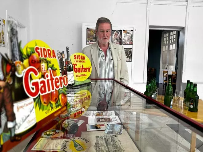 Lo que cuenta la publicidad en papel de la sidra: así es la exposición única que se muestra en Luarca