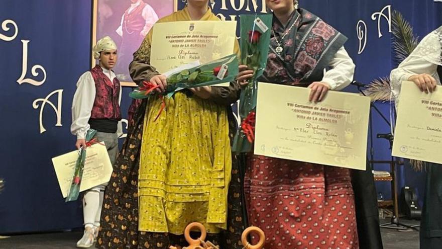 Las hermanas Clos con su diploma de vencedoras. | SERVICIO ESPECIAL