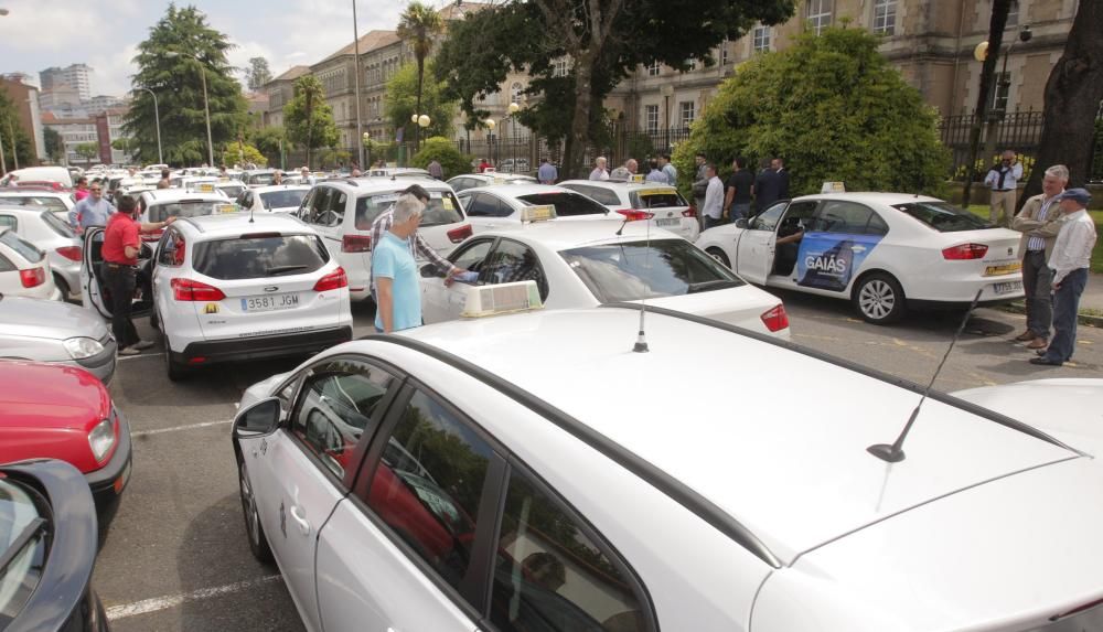 Los taxistas 'toman' la Xunta contra Uber y Cabify