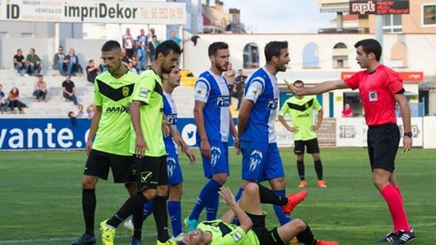 David Torres protesta la decisión del colegiado en el derbi contra el Eldense.