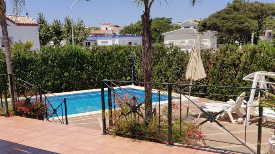 Oportunidad inmobiliaria en Huelva: chalet con piscina y vistas al mar en Punta Umbría
