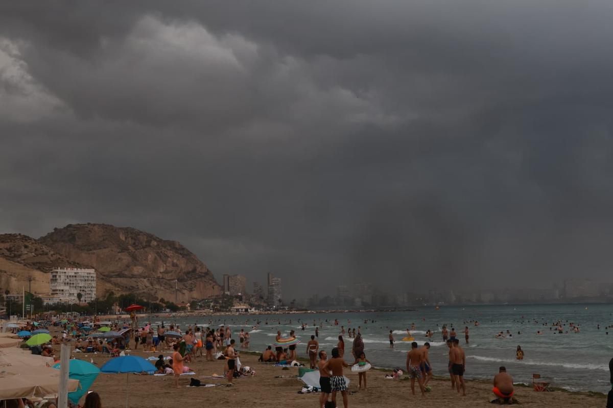 Así ha llegado la tormenta a la playa del Postiguet de Alicante
