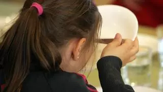 Las familias presionan a Educació por la gestión del comedor escolar: "Tenemos derecho a controlar qué comen nuestros hijos"