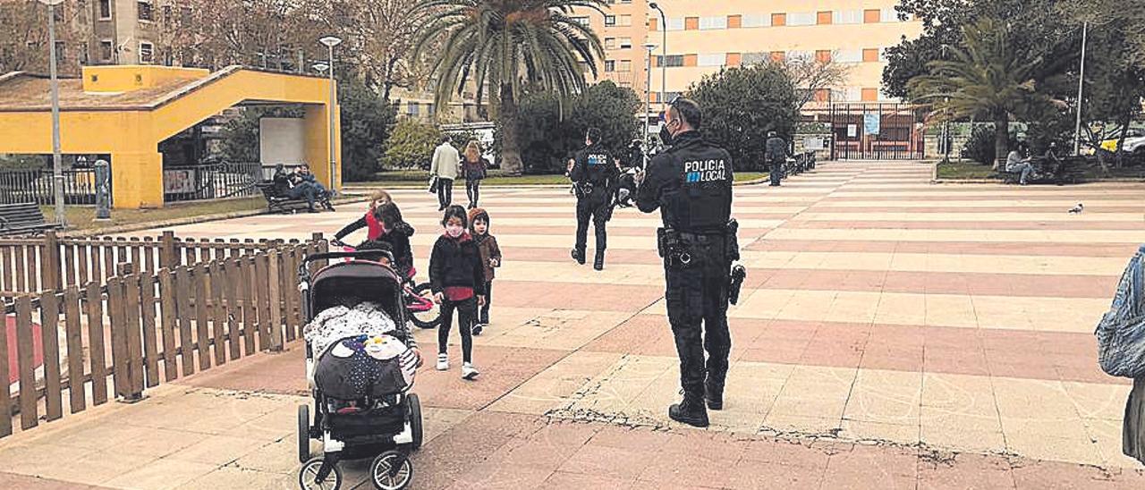 Agentes controlando las burbujas infantiles de los parques.