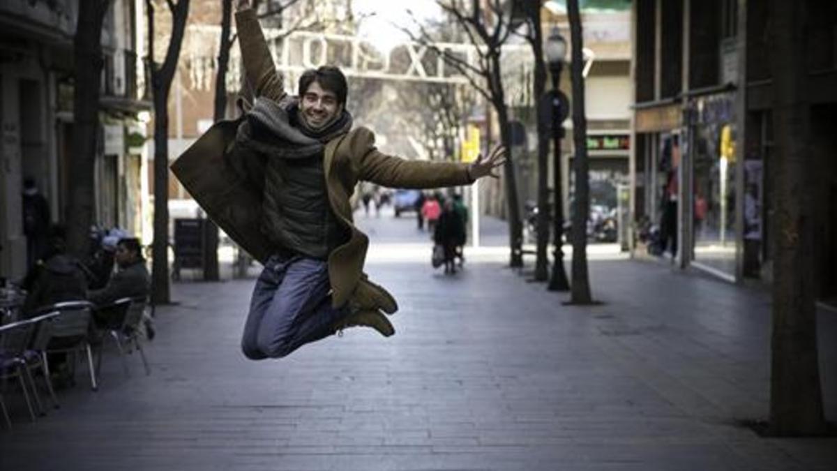 Enric Cambray salta en la calle de Rogent, la rambla del Clot.