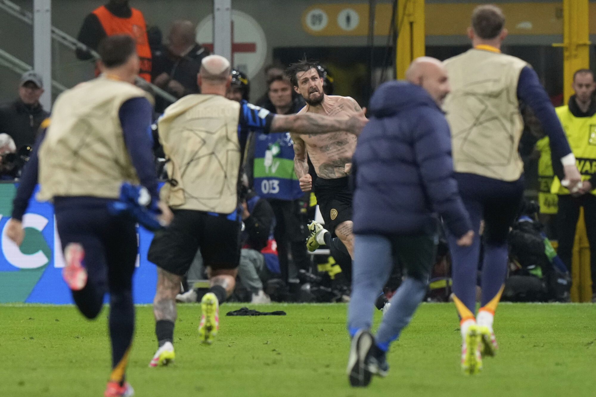 Inter Milan's Francesco Acerbi, center, celebrates after scoring his side's third goal during the Champions League semifinal second leg soccer match between Inter Milan and Barcelona at San Siro stadium in Milan , Italy, Tuesday, May 6, 2025. (AP Photo/Luca Bruno)