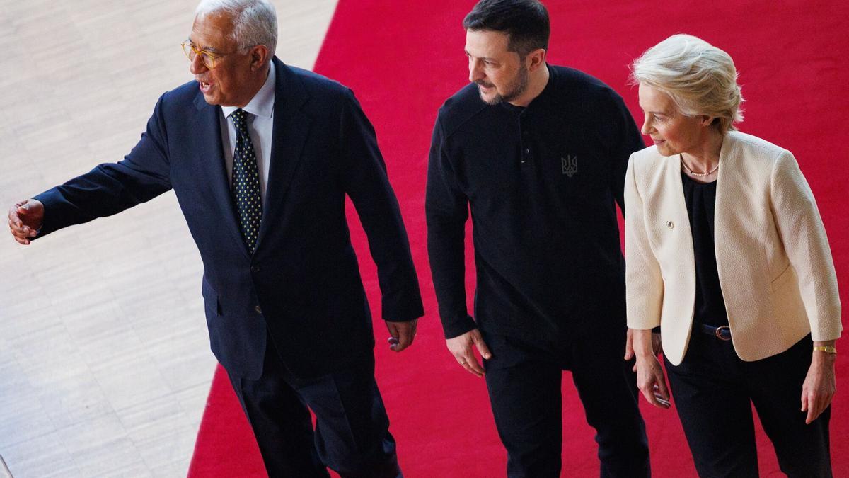 Los líderes europeos abrazan a Zelenski en la cumbre extraordinaria sobre el rearme