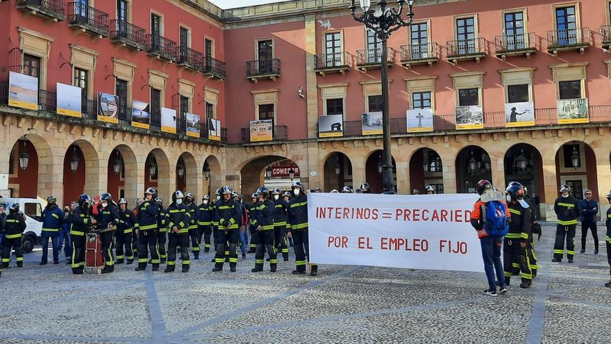Los bomberos toman la plaza Mayor para exigir más efectivos: "Queremos un servicio decente"