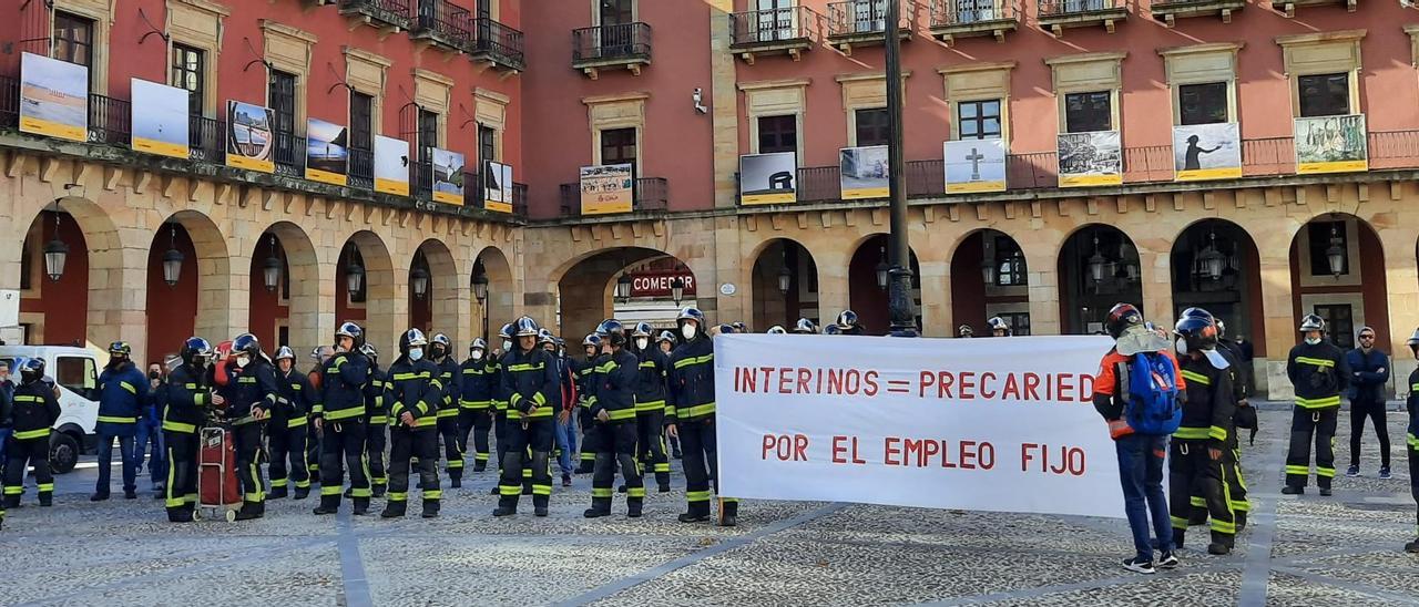 Los bomberos toman la plaza Mayor para exigir más efectivos: "Queremos un servicio decente"