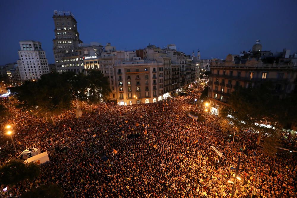 Imatges dels manifestants que han sortit als carrers de Barcelona, ja de tarda.