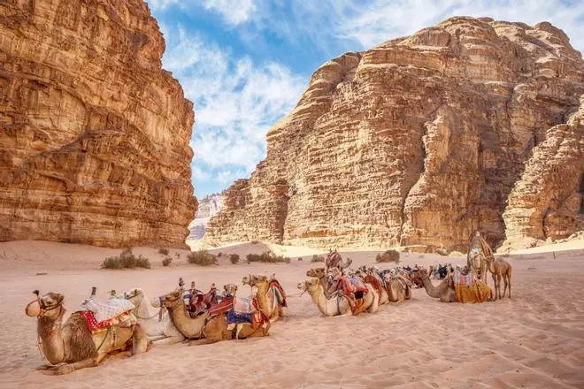 El desierto de arena roja, campamentos beduinos y cielos estrellados que parecen el planeta Marte