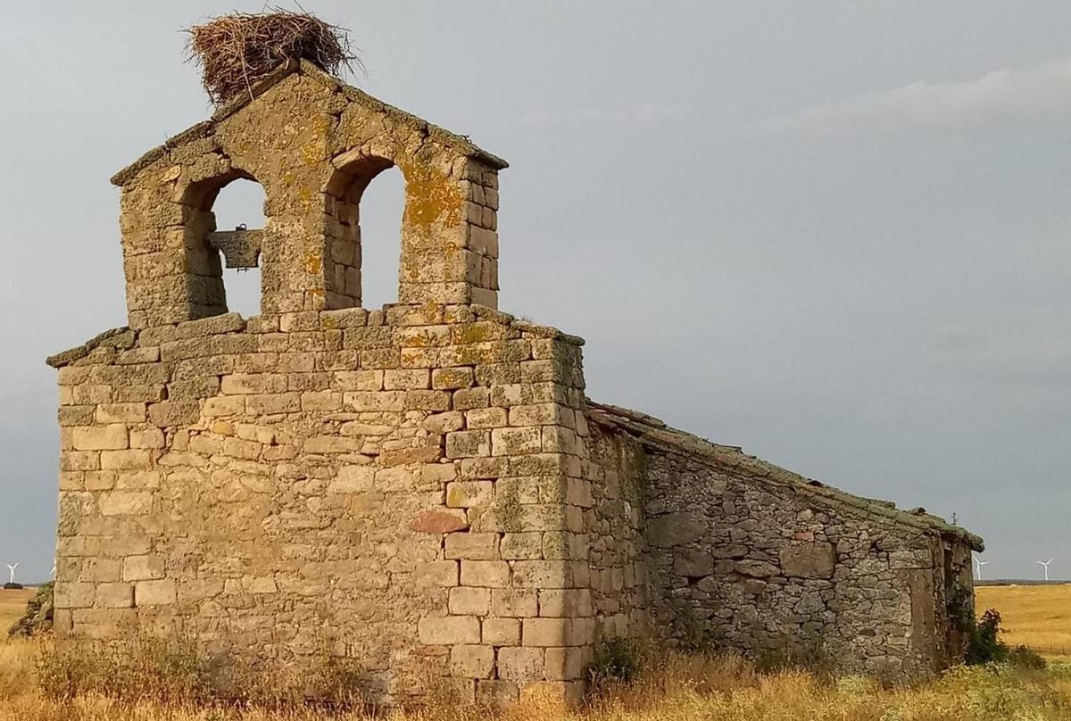 Detalle de la espadaña en la que se aprecia el deterioro de uno de los arcos.