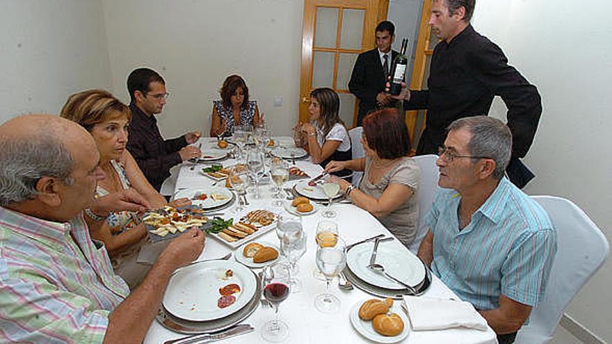 Los comensales degustaron las delicias que sirvieron los camareros del restaurante Mararía.