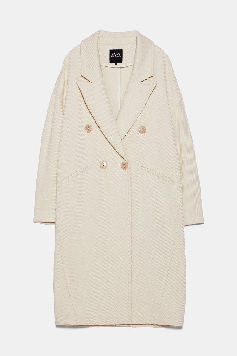Abrigo en color blanco de Zara. (Precio rebajado: 39,99 euros)