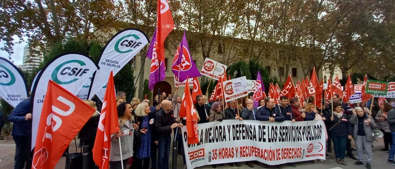 Concentración de los funcionarios para exigir las 35 horas semanales.