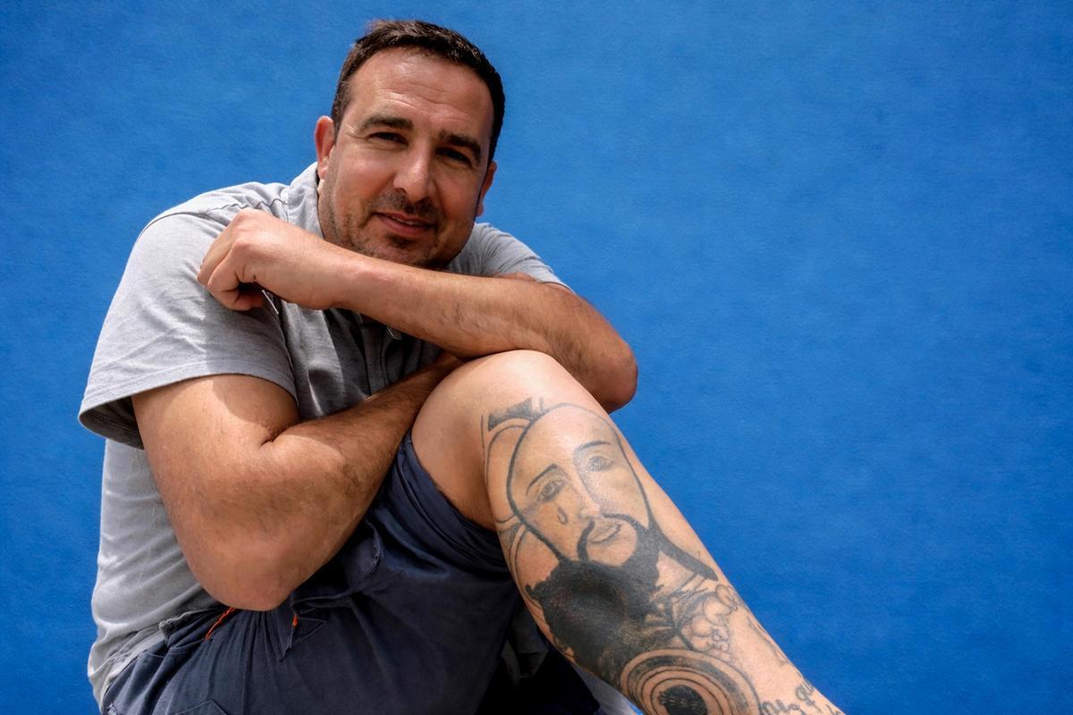 Jesús Melero muestra su tatuaje de la Santa Faz.
