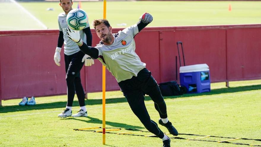 Fabricio realiza una estirada en un entrenamiento.