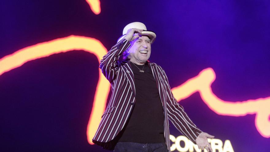 Joaquín Sabina saluda al público al inicio del concierto