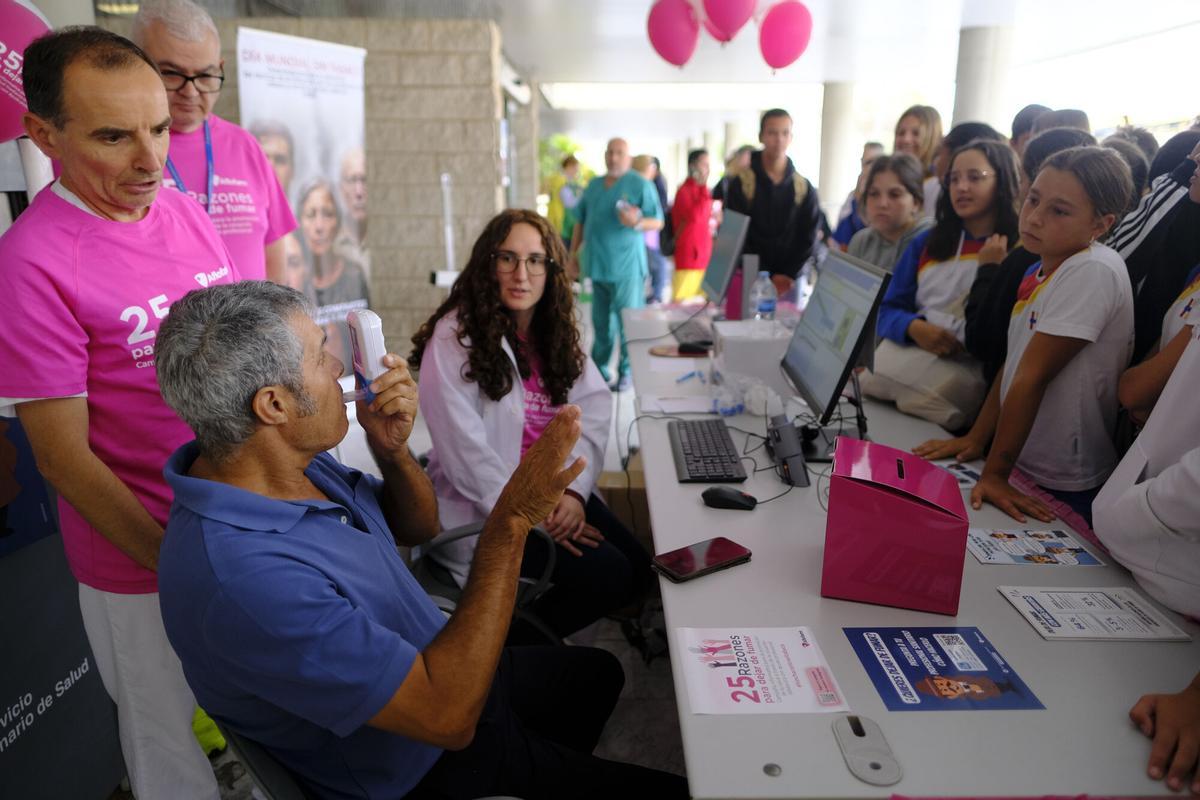 Jornada de prevención del tabaquismo en el Hospital Doctor Negrín
