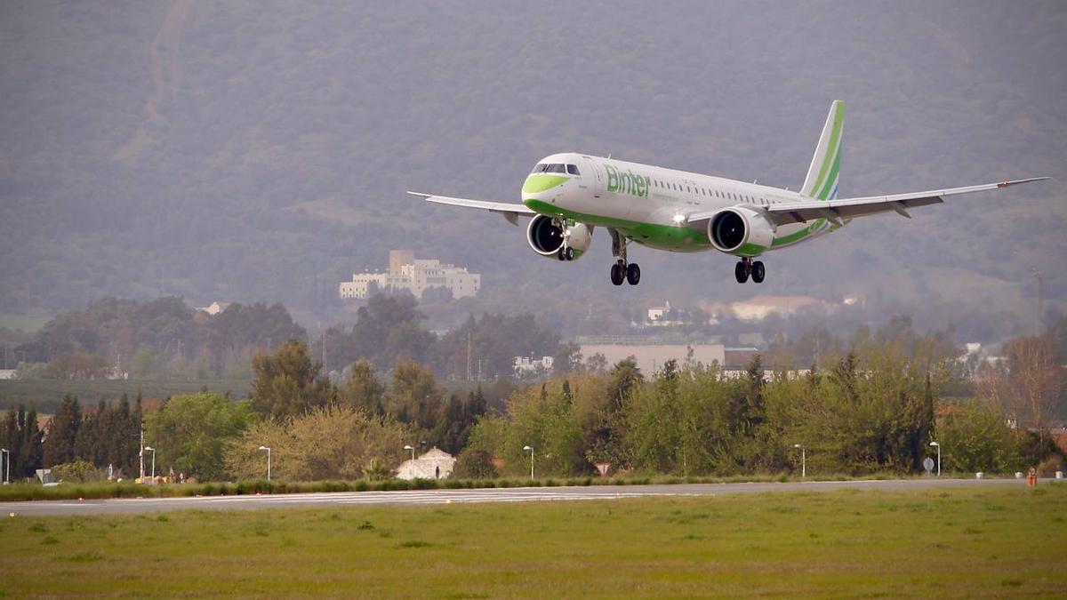 Un avión de Binter, aterrizando en el aeropuerto de Córdoba.