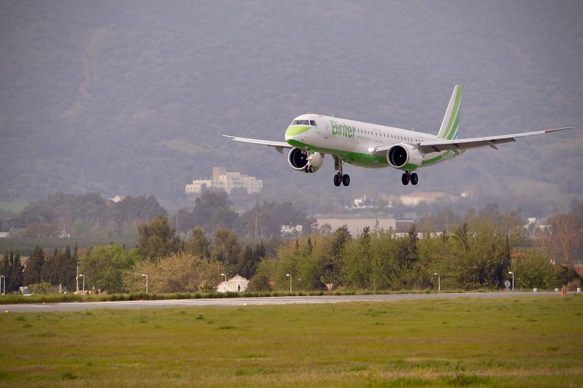 El avión de Binter, aterrizando en el aeropuerto de Córdoba.