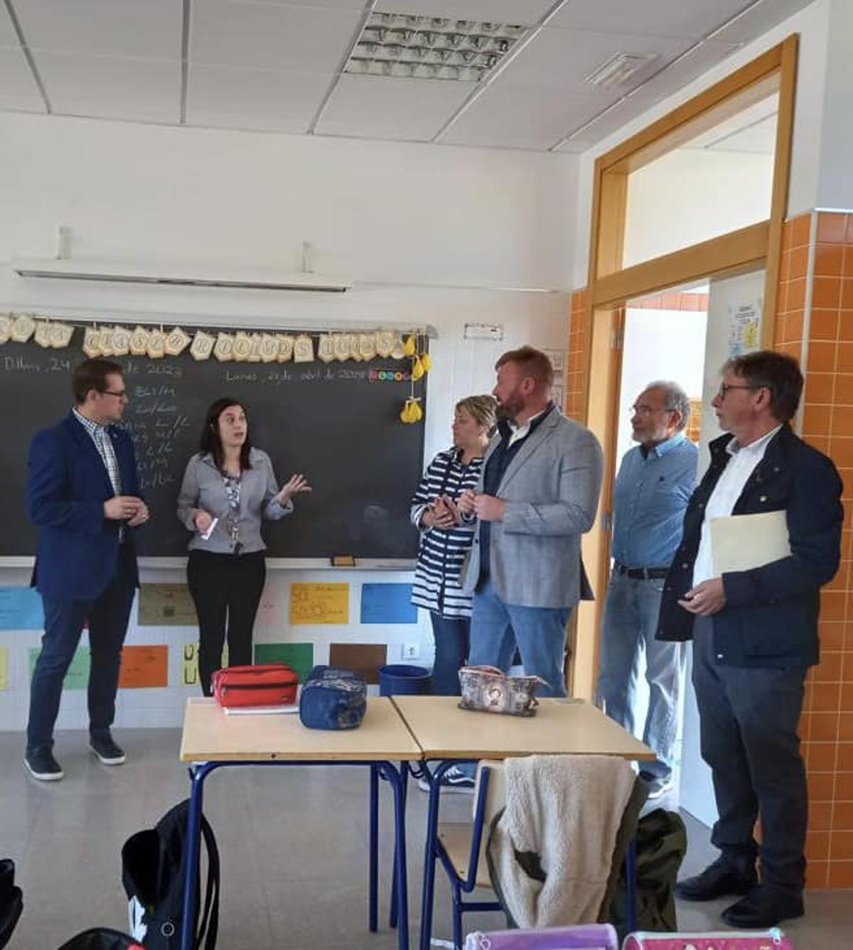 Foto de la visita del director de Infraestructuras Educativas, Víctor Garcia, al colegio de Sant Jordi.