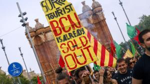 Manifestacion ecologista, contra el turismo, y anticapitalista en Barcelona