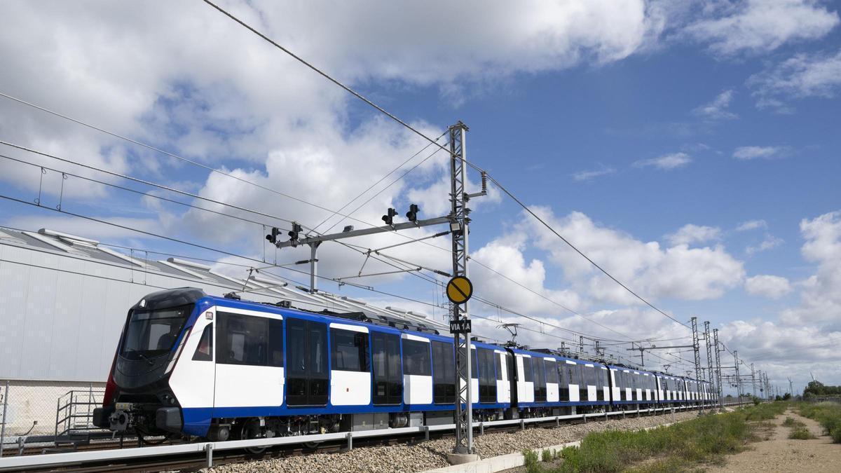 El primero de los futuros trenes automáticos que circularán por la Línea 6 de Metro.