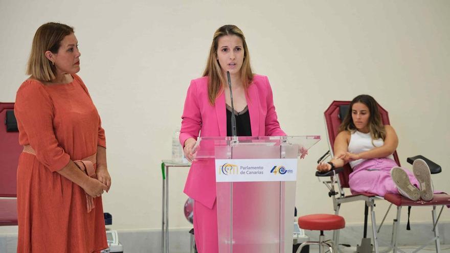 La presidenta del Parlamento de Canarias, Astrid Pérez, recibe a la presidenta del Instituto Canario de Hemodonación y Hemoterapia, Gemma Torres