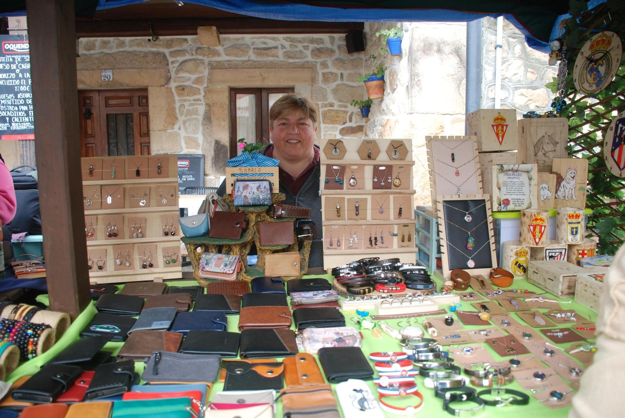 Mercáu d'artesanos del Válgame Fest en Arenas de Cabrales