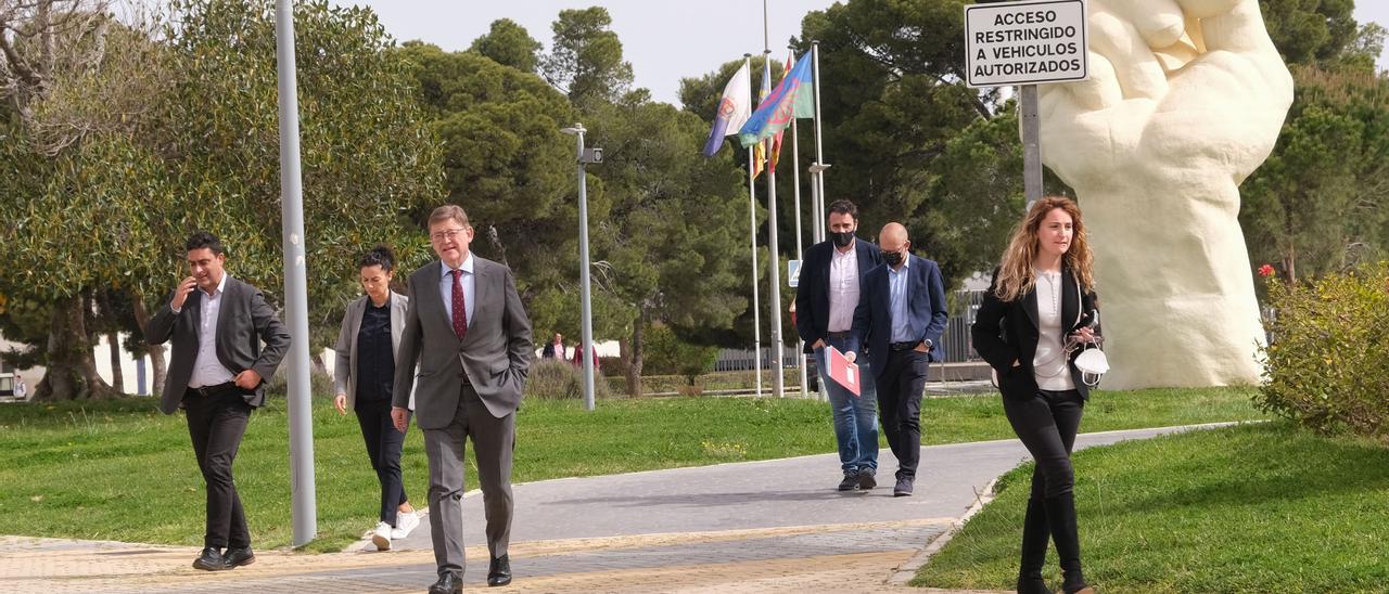 Ximo Puig pasea por el campus de la UA junto a la rectora, Amparo Navarro, y las conselleras Pascual y Barceló, esta semana.