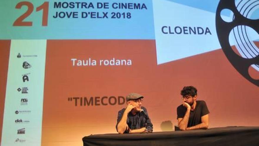 El director Juanjo Giménez durante la mesa redonda, moderada por el cineasta local Chema García.